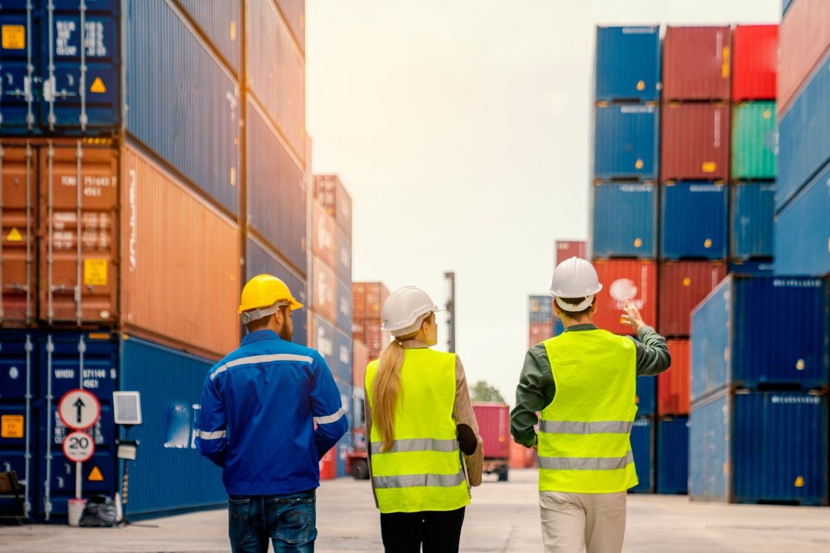 Employés sur le quai au milieu des containers
