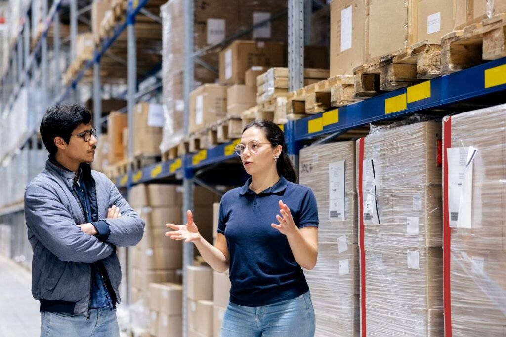Employés dans un entrepôt