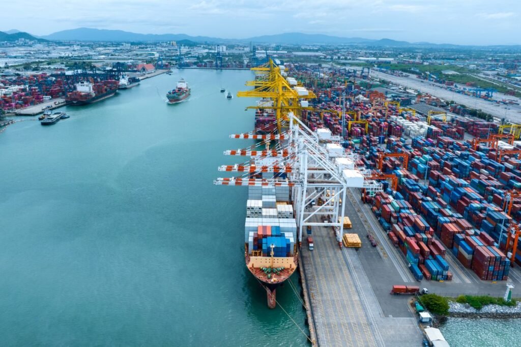 Déchargement de containers